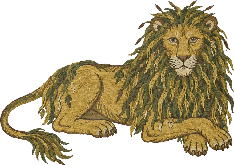 The Mire Lion berbaring dengan surai penuh rumput rawa.